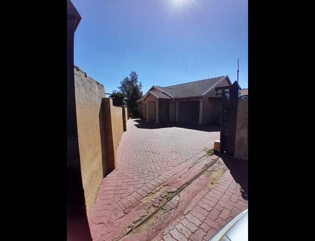 4 BEDROOM HOUSE FOR SALE IN LOTUS GARDENS